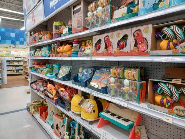 Toronto, On, Kanada - 27 Kasım 2024 Oyuncaklar R Us mağazasındaki oyuncaklarla birlikte raflara bakın.