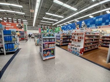 Toronto, On, Kanada - 27 Kasım 2024 Oyuncaklar R Us mağazasındaki oyuncaklarla birlikte raflara bakın.