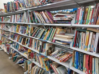 Toronto, On, Kanada - 27 Kasım 2024: Value Village ikinci el mağazasındaki kitap bölümüne bakın.