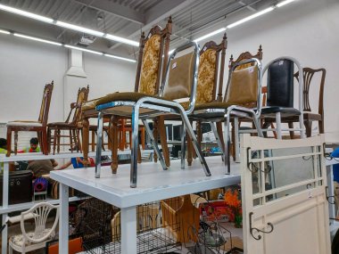 Value Village ikinci el mobilya mağazası 