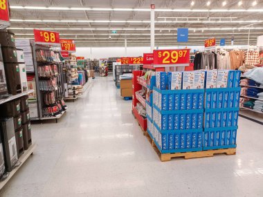 Toronto, On, Kanada - 30 Kasım 2024: Walmart süpermarketindeki malzeme bölümüne bakın.
