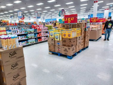 Toronto, On, Kanada - 30 Kasım 2024: Walmart süpermarketindeki malzeme bölümüne bakın.
