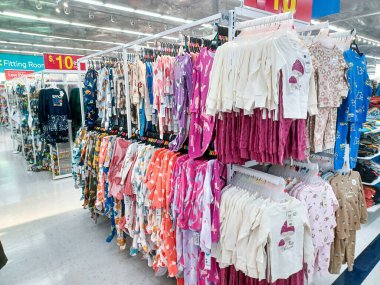 Toronto, On, Kanada - 30 Kasım 2024: Walmart süpermarketindeki malzeme bölümüne bakın.