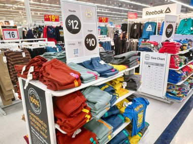 Toronto, On, Kanada - 30 Kasım 2024: Walmart süpermarketindeki malzeme bölümüne bakın.