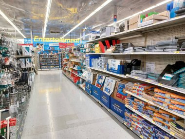 Toronto, On, Kanada - 30 Kasım 2024: Walmart süpermarketindeki malzeme bölümüne bakın.