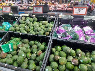 Toronto, On, Kanada - 29 Kasım 2024: Walmart süpermarketindeki üretim departmanına bakın.