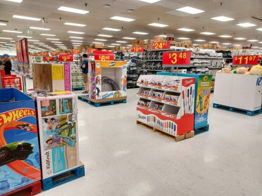 Toronto, On, Kanada - 4 Kasım 2024: Walmart süpermarketindeki oyuncaklarla raflara bakın.