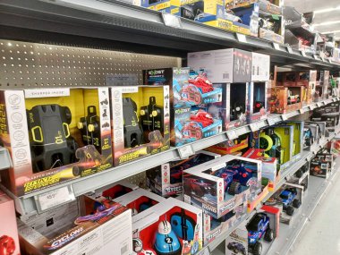 Toronto, On, Kanada - 4 Kasım 2024: Walmart süpermarketindeki oyuncaklarla raflara bakın.
