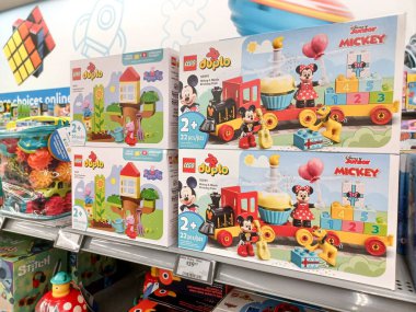 Toronto, On, Kanada - 4 Kasım 2024: Walmart süpermarketindeki oyuncaklarla raflara bakın.