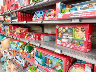 Toronto, On, Kanada - 4 Kasım 2024: Walmart süpermarketindeki oyuncaklarla raflara bakın.