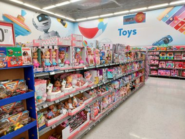 Toronto, On, Kanada - 4 Kasım 2024: Walmart süpermarketindeki oyuncaklarla raflara bakın.