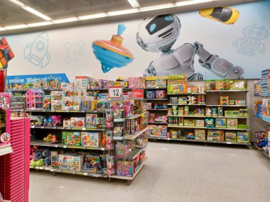 Toronto, On, Kanada - 4 Kasım 2024: Walmart süpermarketindeki oyuncaklarla raflara bakın.