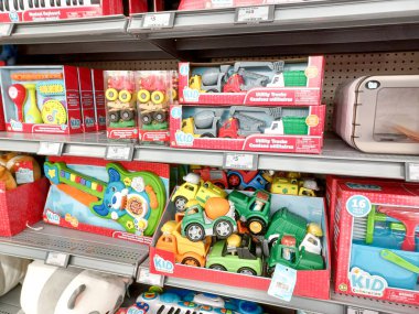 Toronto, On, Kanada - 4 Kasım 2024: Walmart süpermarketindeki oyuncaklarla raflara bakın.
