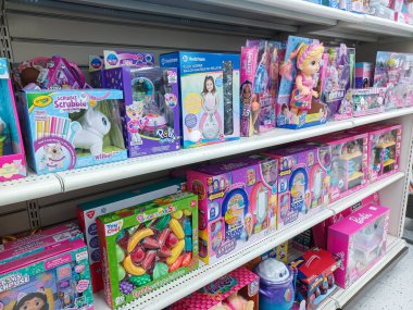 Toronto, On, Kanada - 11 Ocak 2024: Kazananlar perakende mağazasının raflarına bakın