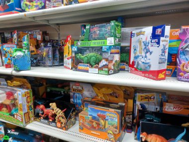 Toronto, On, Kanada - 11 Aralık 2024: Kazananlar perakende mağazasının raflarına bakın.