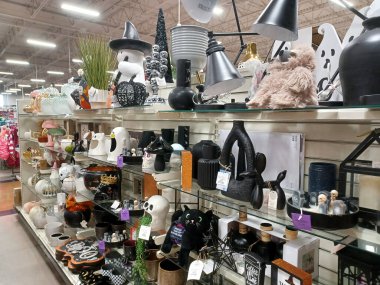 Toronto, On, Kanada - 11 Aralık 2024: Kazananlar perakende mağazasının raflarına bakın.