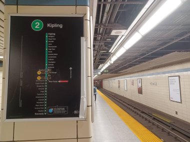 Toronto, ON, Kanada - 9 Haziran 2024: İçerideki Yonge metro istasyonuna bakın