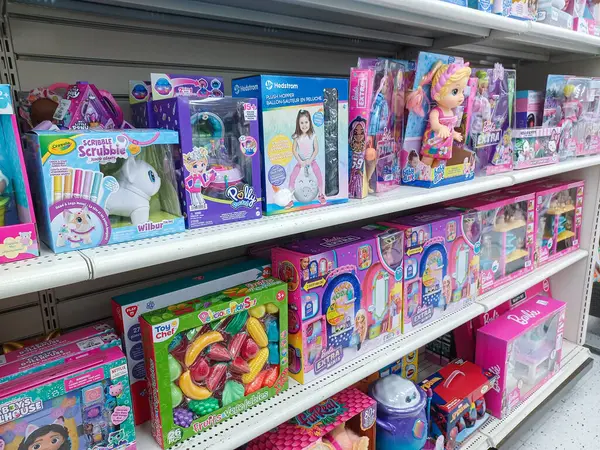 Toronto, On, Kanada - 11 Ocak 2024: Kazananlar perakende mağazasının raflarına bakın