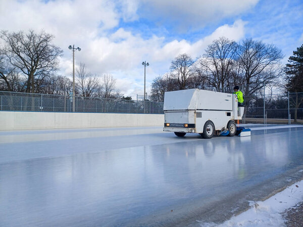 Торонто, Канада - 10 января 2025 года: Машина для очистки льда Zamboni очищает каток в парке