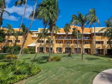 Playa del Carmen, Quintana Roo, Meksika - 20 Kasım 2024: Sonbahar sezonunda Barcelo Maya Oteli bölgesinde