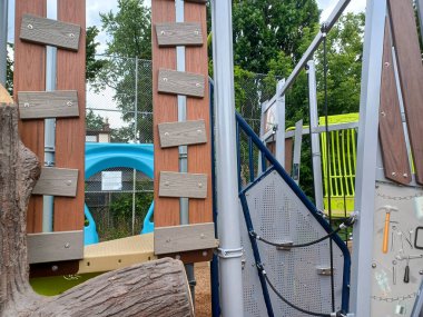 Toronto, Ontario, Kanada - 9 Temmuz 2024: Modern çocuk parkına bakın