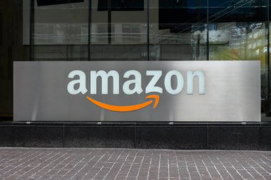 Toronto, ON, Kanada 1 Ağustos 2024: Toronto şehir merkezindeki Amazon mağazası tabelasında..