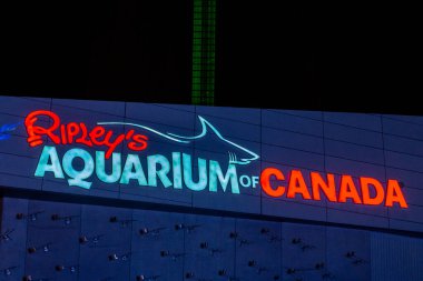 Toronto, ON, Kanada 2 Ocak 2022 Toronto Ripley 'in Toronto şehir merkezindeki girişin üstündeki halk akvaryumu tabelası.