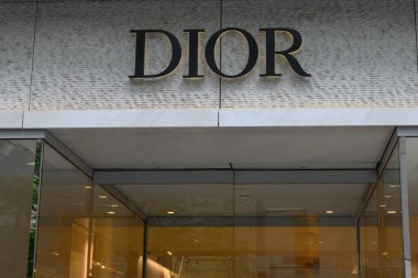 Toronto, ON, Kanada 30 Temmuz 2024: Toronto 'daki Dior mağaza tabelasında.