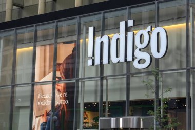 Toronto, ON, Kanada - 12 Ağustos 2024: Toronto 'daki Indigo kitapçısının tabelasına bakın.