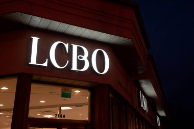 Toronto, ON, Kanada - 30 Aralık 2022: LCBO tabelasına bakın. Ontario İçki Kontrol Kurulu bir Crown şirketidir.
