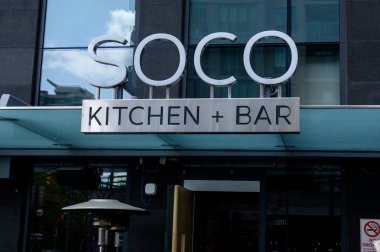 Toronto, ON, Kanada 10 Ağustos 2024: Toronto 'da SOCO Mutfak ve Bar Restoranı tabelasında.