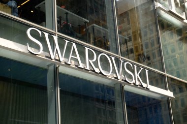 Toronto, ON, Kanada 11 Ağustos 2024: Alışveriş merkezindeki Swarovski şirketinin tabelasına bakın..