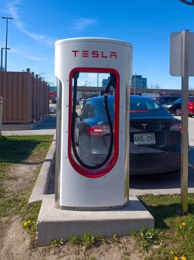 Toronto, ON, Kanada 11 Ağustos 2024: Alışveriş merkezindeki Swarovski şirketinin tabelasına bakın..