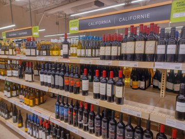 Toronto, ON, Kanada - 4 Mart 2025: LSBO ABD 'li alkollü içecekleri mağazasından kaldırdı