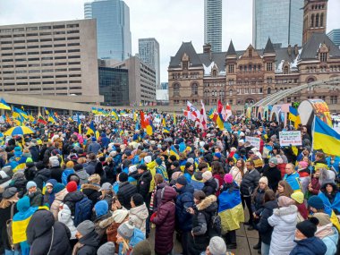 Toronto, ON, Kanada 23 Şubat 2025: Rusya 'nın tam ölçekli Ukrayna işgalinin 3. yıldönümünün gösterisine insanlar katıldı.
