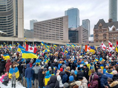 Toronto, ON, Kanada 23 Şubat 2025: Rusya 'nın tam ölçekli Ukrayna işgalinin 3. yıldönümünün gösterisine insanlar katıldı.