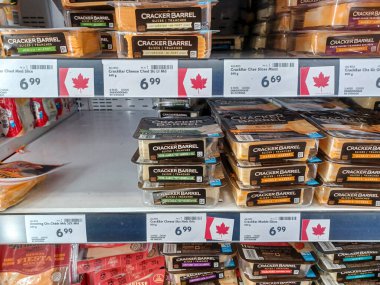 Toronto, ON, Kanada - 3 Mart 2025: ABD hükümeti tarafından başlatılan Ticaret Savaşı sonucunda Kanada 'da üretilen fiyat tabelası bir marketin raflarında sunuldu.