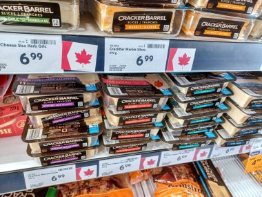Toronto, ON, Kanada - 3 Mart 2025: ABD hükümeti tarafından başlatılan Ticaret Savaşı sonucunda Kanada 'da üretilen fiyat tabelası bir marketin raflarında sunuldu.