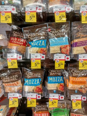 Toronto, ON, Kanada - 3 Mart 2025: ABD hükümeti tarafından başlatılan Ticaret Savaşı sonucunda Kanada 'da üretilen fiyat tabelası bir marketin raflarında sunuldu.