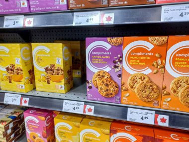 Toronto, ON, Kanada - 3 Mart 2025: ABD hükümeti tarafından başlatılan Ticaret Savaşı sonucunda Kanada 'da üretilen fiyat tabelası bir marketin raflarında sunuldu.