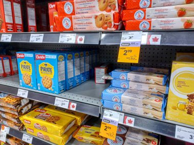 Toronto, ON, Kanada - 3 Mart 2025: ABD hükümeti tarafından başlatılan Ticaret Savaşı sonucunda Kanada 'da üretilen fiyat tabelası bir marketin raflarında sunuldu.