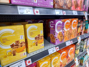 Toronto, ON, Kanada - 3 Mart 2025: ABD hükümeti tarafından başlatılan Ticaret Savaşı sonucunda Kanada 'da üretilen fiyat tabelası bir marketin raflarında sunuldu.