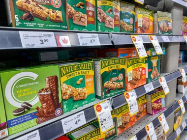 Toronto, ON, Kanada - 3 Mart 2025: ABD hükümeti tarafından başlatılan Ticaret Savaşı sonucunda Kanada 'da üretilen fiyat tabelası bir marketin raflarında sunuldu.