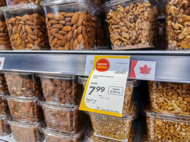 Toronto, ON, Kanada - 3 Mart 2025: ABD hükümeti tarafından başlatılan Ticaret Savaşı sonucunda Kanada 'da üretilen fiyat tabelası bir marketin raflarında sunuldu.
