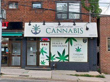 Toronto, ON, Kanada 2 Mayıs 2024: Canadian Tire mağazası. Canadian Tire, Toronto 'da merkezi olan Kanadalı bir perakende şirketi..