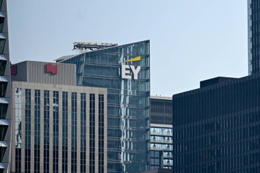 Toronto, ON, Kanada 2 Mayıs 2024: Canadian Tire mağazası. Canadian Tire, Toronto 'da merkezi olan Kanadalı bir perakende şirketi..