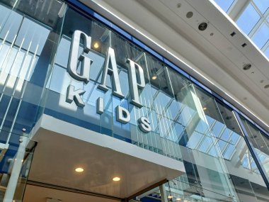 Toronto, ON, Kanada 2 Mayıs 2024: Canadian Tire mağazası. Canadian Tire, Toronto 'da merkezi olan Kanadalı bir perakende şirketi..