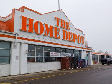 Toronto, ON, Kanada - 23 Nisan 2024: Toronto 'daki Home Depot mağazasının tabelasına bakın