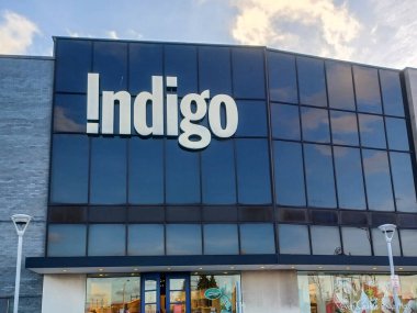 Toronto, ON, Kanada - 12 Ağustos 2024: Toronto 'daki Indigo kitapçısının tabelasına bakın.