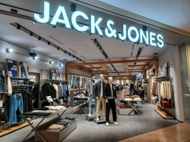 Toronto, ON, Kanada - 7 Ağustos 2024: Toronto 'daki Jack ve Jones şirketine bakın.